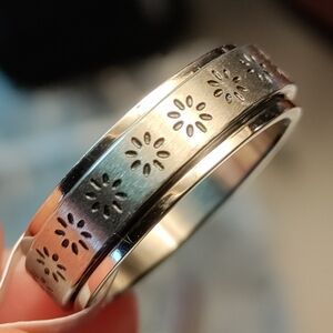NEW Size 7 Silver Floral Pattern Spinner Fidget Ring